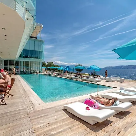 Stunning In With Outdoor Swimming Pool, 1 Bedrooms And Swimming Pool *