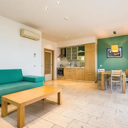 Stunning In With Outdoor Swimming Pool, 1 Bedrooms And Swimming Pool *